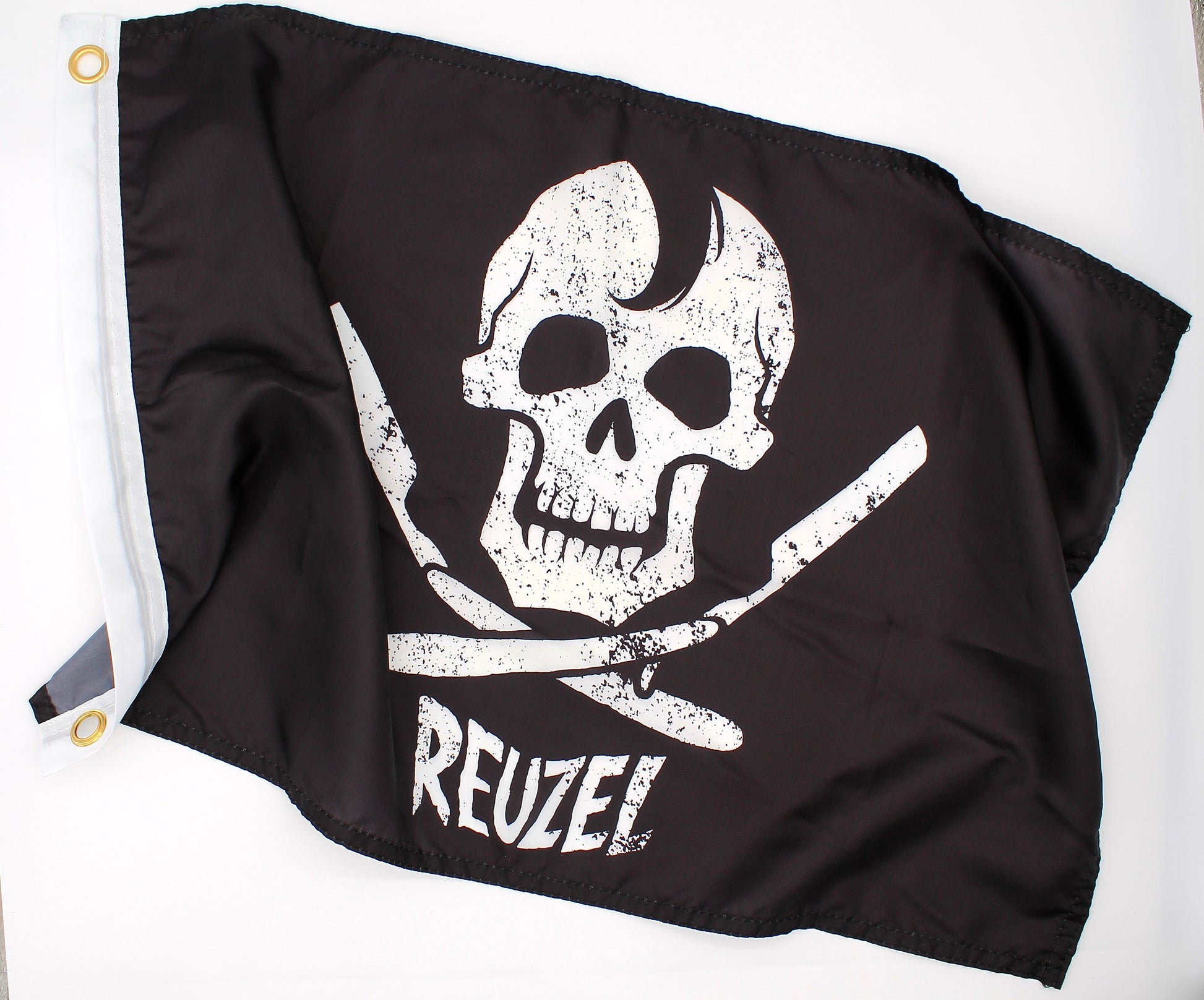 Reuzel Deutschland Jolly Roger pirate flag with skull and crossbones design, suitable for merchandise and pirate-themed decoration.