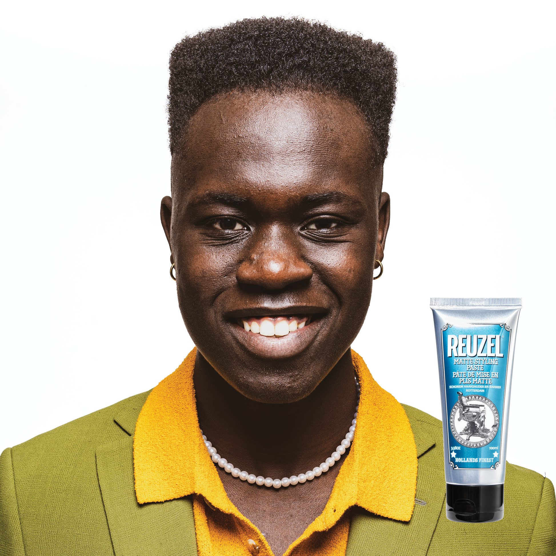 Reuzel Deutschland Grooming Cream for hair styling, showing a jar of grooming cream with a dark container and white label.