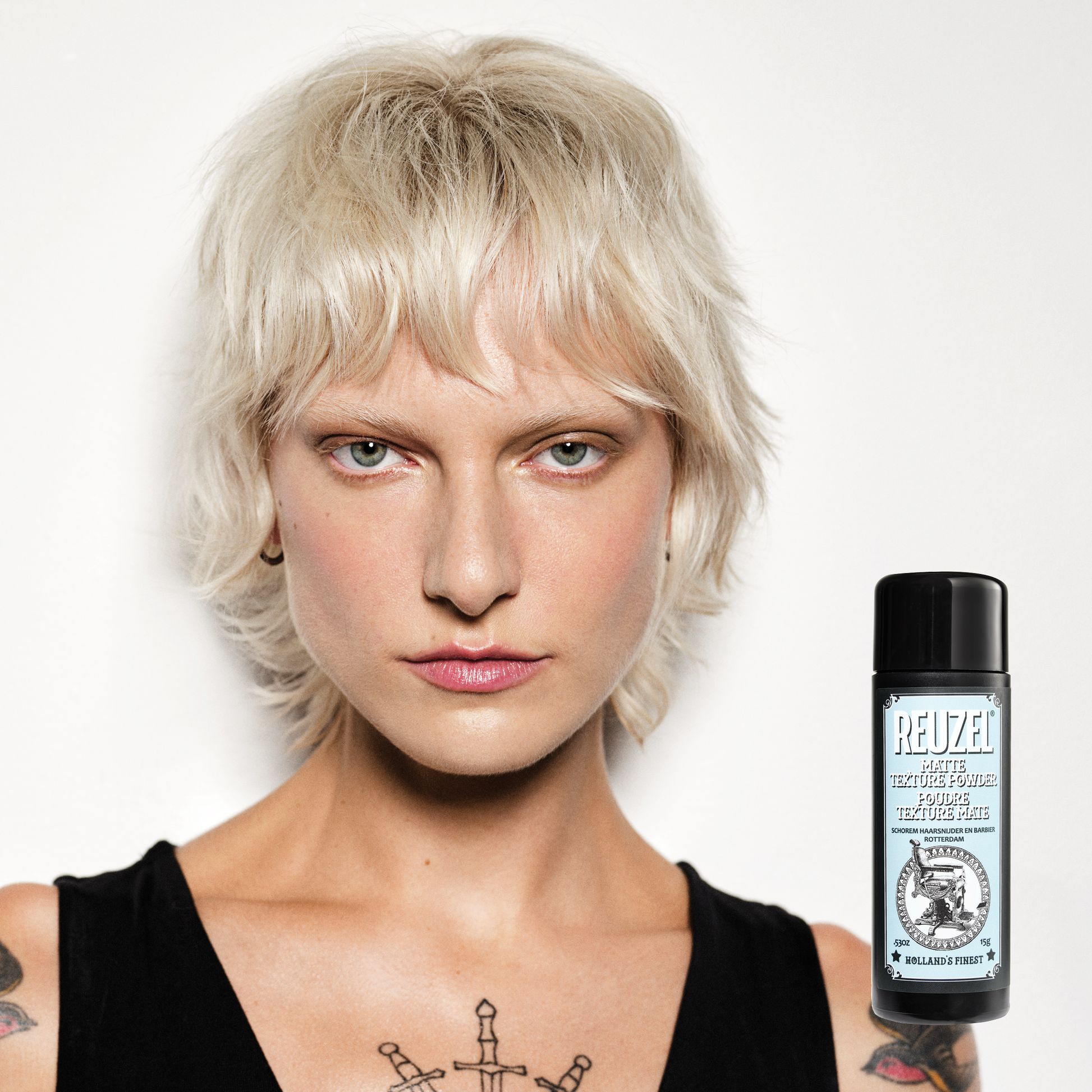 Reuzel Deutschland matte texture powder for hair styling, showing the powder container and product display.